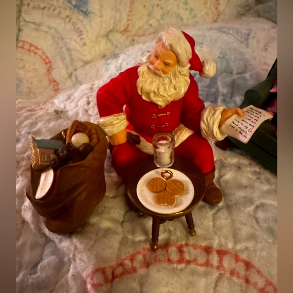 Hallmark Keepsake Ornaments Santas Big Night 2002 - Picture 2 of 6